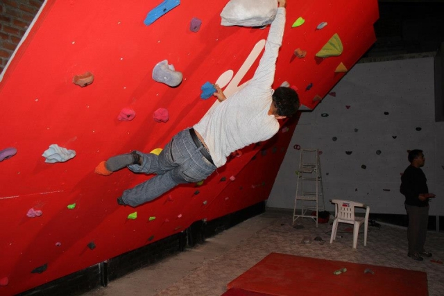  Arrampicata nell'escalodromo 